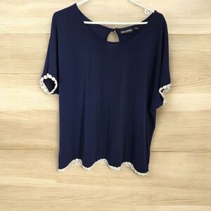 ⭐️Nina Leonard Blue and White Relaxed BlouseWith white Lace Trim Size XL